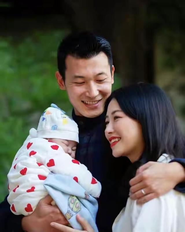 3个月内的婴儿能不能竖抱？竖抱不是问题，抱的姿势才是重点