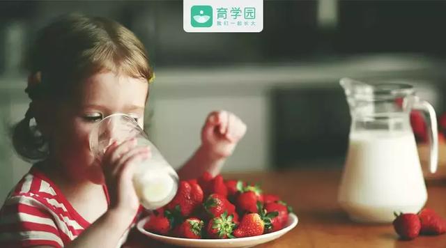 宝宝多大可以喝牛奶？喝多少？怎么挑？这几点要注意
