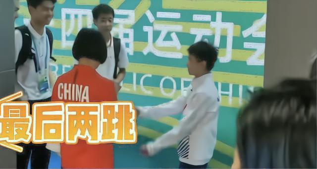 全红婵最后两跳追得有多辛苦？人民日报：冠军不容易