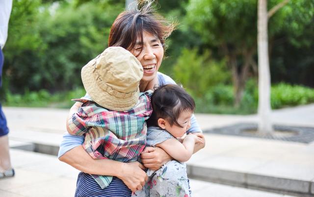 45岁以后再生娃，宝妈过得是什么样的生活？三种完全不同的人生