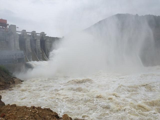 6月15日,位於潛山市境內的下滸山水庫庫區普降大暴雨,降雨量達151mm