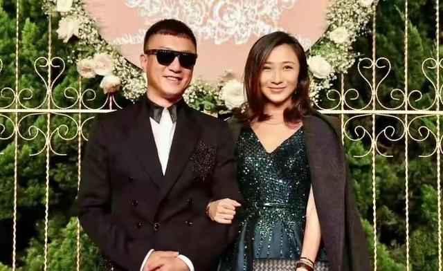 孙红雷与王骏迪十指紧扣散步，网友问：李成阳，高明远同意了吗？