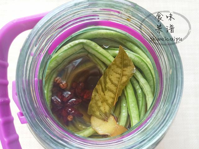 每年必吃的“酸豆角”，一次性腌10斤，营养又卫生，吃半年都不坏