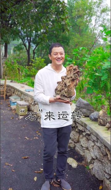 欠债4000万后，50岁的李亚鹏又开始折腾了，半个月内两度被骂
