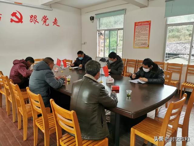 政和县驻村第一书记在村里“挑担子”，防疫情