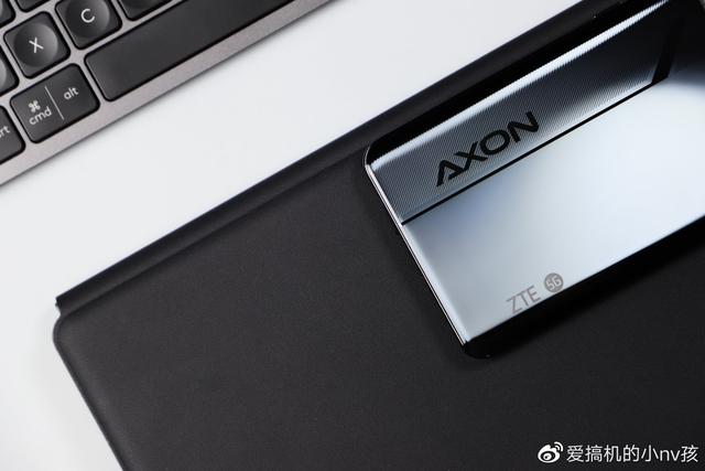 中兴axon30是否是6.92寸曲面屏，屏下摄像头透过率