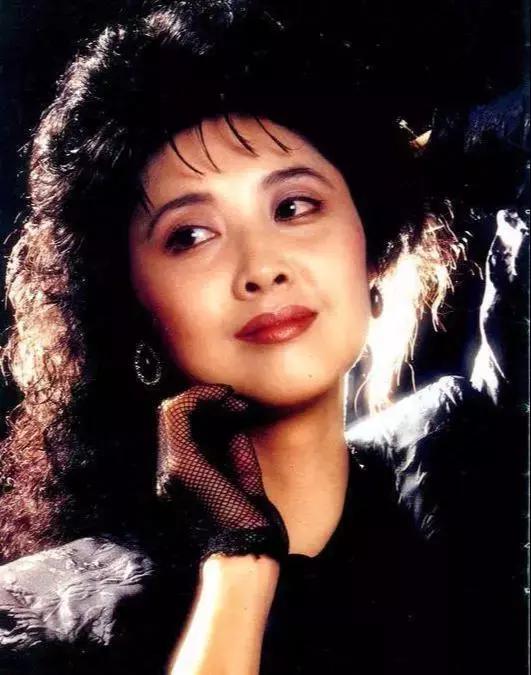 我想说,斯琴高娃真是一个天生的演员,无论是《归心似箭》中的齐玉贞