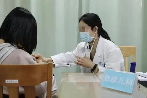 1岁宝宝总“摸头”，妈妈发觉不对劲去医院，医生：幸亏来医院了