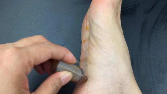 睡前把藿香正气水抹在脚底，或会收获这3大好处，不妨一试