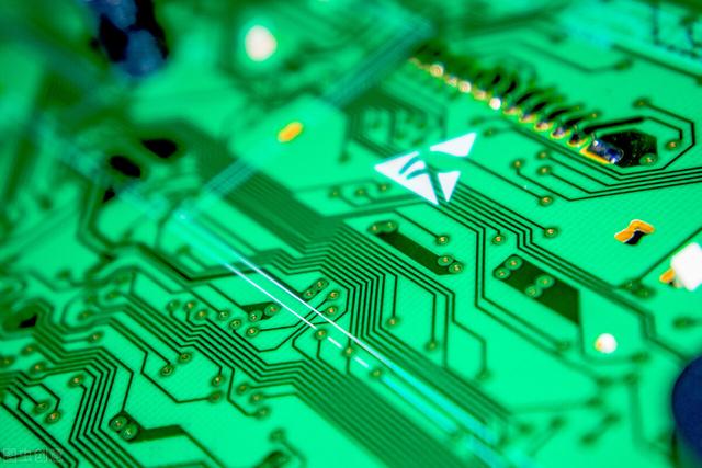 明年中国经济将先降后升！A股将上一个台阶！5板块能贯穿全年