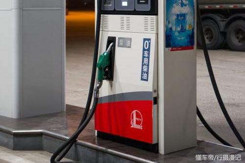 为什么加油站92号油旁边写着柴油(加油站为啥要有柴油)