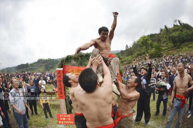 花炮节是哪个民族的节日:嗨翻了！广西龙胜瑶族群众欢庆花炮节 上万名中外游客参与