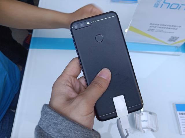 [云端云中君朋友圈自动点赞]，荣耀7x深色模式在哪设置