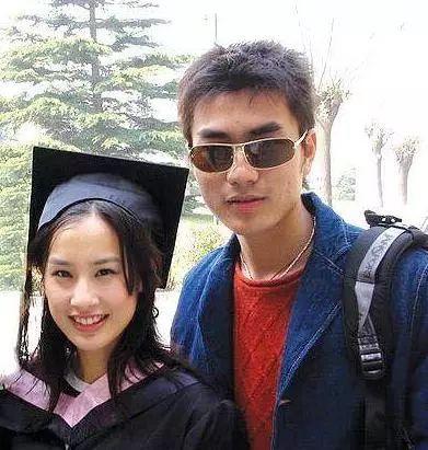 扬子居然还在采访中当着黄圣依的面公开嫌弃她学历低~杨子背