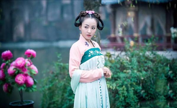 杨蓉饰演除魔师凌兮,嫉恶如仇爱恨分明, 白衣素雅,高高的丸子头十分