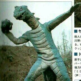 牛人把蜈蚣扔到破碎机