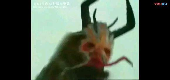 牛人把蜈蚣扔到破碎机