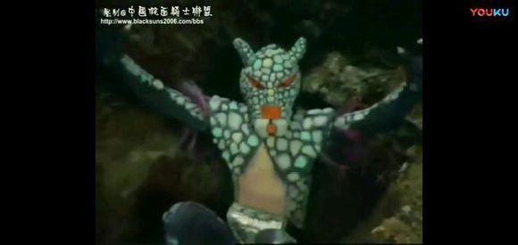 牛人把蜈蚣扔到破碎机
