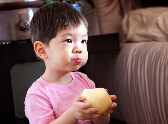 杜江霍思燕的儿子嗯哼,大名叫杜宇麒,很有气势,只是笔画比较多.