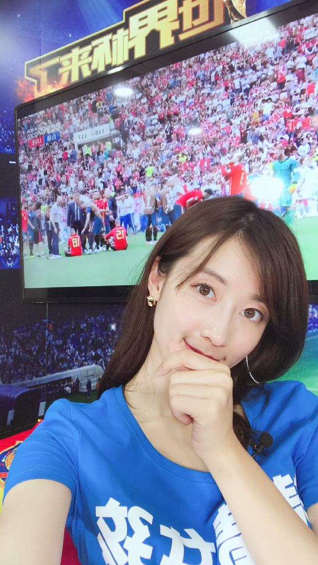 北京rng空降rng主场的主持人小姐姐找到rng主持人薇薇直播间