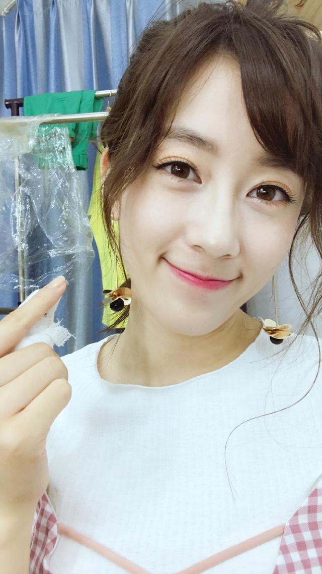 北京rng空降rng主场的主持人小姐姐找到rng主持人薇薇直播间