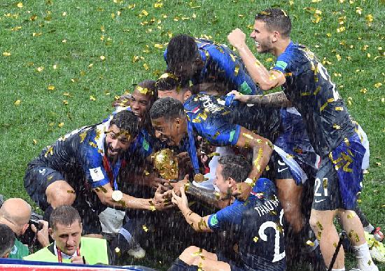 时隔20年世界杯再夺冠！法国人民的欢庆方式要玩出花了