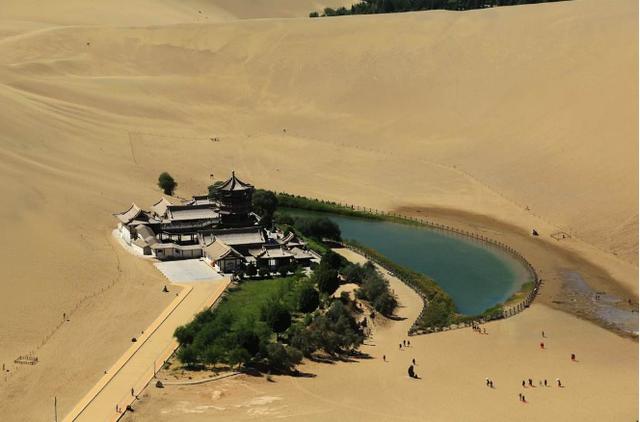 月牙泉位于中国哪个省(新疆月牙泉在哪里)-腾谋号