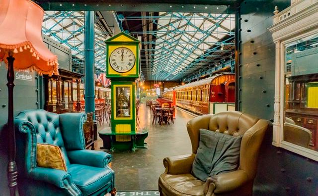 英国引领工业革命的时候，火车可都是贵族的奢侈出行方式