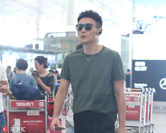李荣浩身高:身高180的李荣浩明明是型男一枚，但为什么侧面却像小老头？