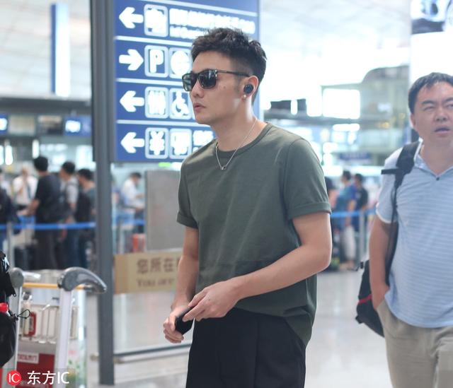 李荣浩身高:身高180的李荣浩明明是型男一枚，但为什么侧面却像小老头？