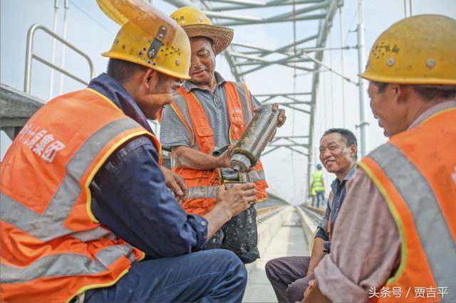 建精品工程展铁军雄风