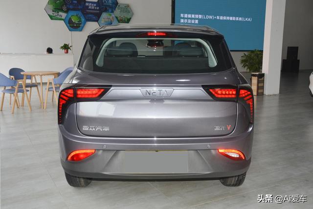 低价高配快充代步车，续航401公里空间实用，养车便宜，实拍哪吒V