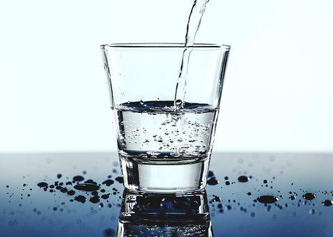 喝水时应该注意什么，心脏不太好的人，喝水时要特别注意有“四忌”