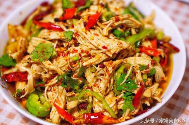 手撕椒麻雞，雞肉麻辣可口，超級開胃，一大盤端上桌吃光光 美食頻道 第1张