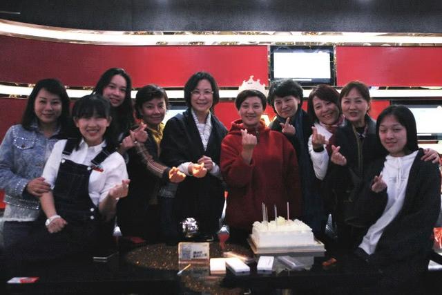 张国立的老婆:张国立为老婆庆生，宴会排场像过年，61岁邓婕衣着朴素气质不减