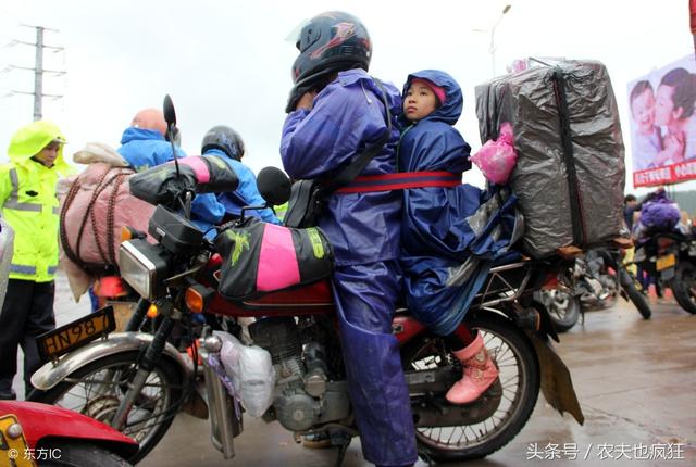 骑摩托车的农民工「谁不是顶着风雨和质疑」