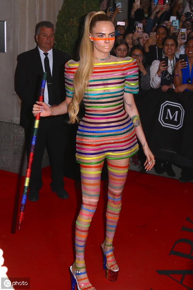 纽约MET Gala卡拉·迪瓦伊，透视彩色条纹连体裤化身“彩虹人”
