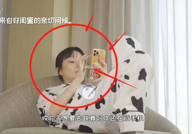 李小璐整容:39岁李小璐素颜录视频，整容痕迹太明显，不说差点以为是两个人