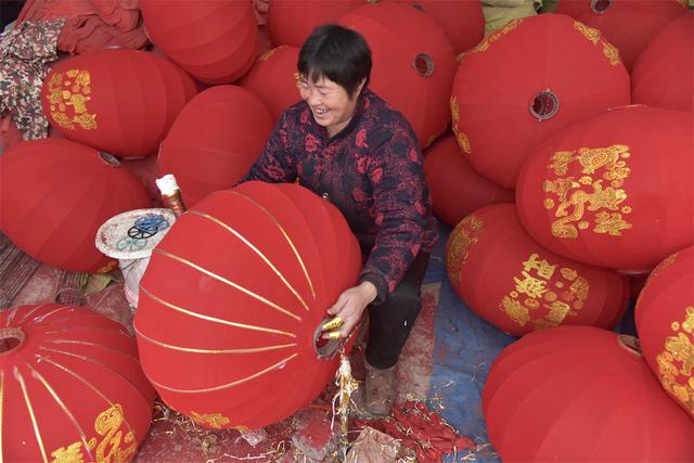 探访这里的民间灯笼制作技艺,为大家揭开灯笼制作的神秘面纱