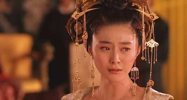 2002年,范冰冰的第一部电影作品《河东狮吼》上映.