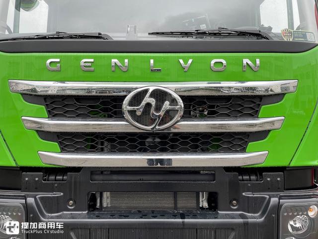 拉砂石料自卸车