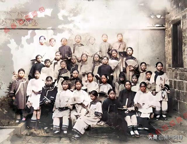 老照片：清朝时期的女子学校，学校里面全是女学生