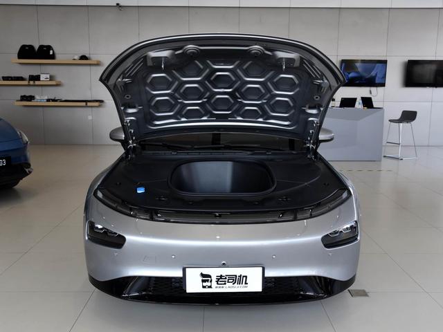 670km续航长途不慌，豪华行政级空间带快充，实拍小鹏汽车P7