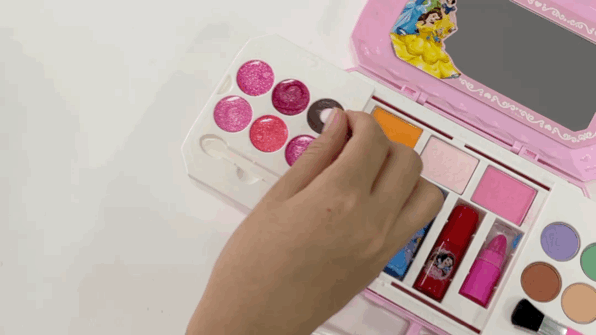 儿童化妆品，买来玩玩还将就，就别往脸上涂了