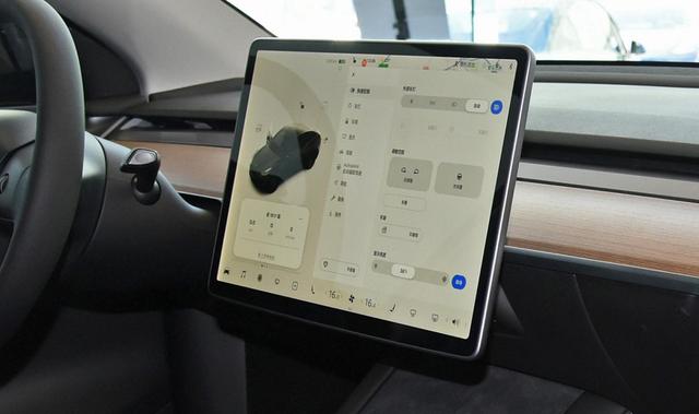 试驾特斯拉Model  Y：这玩意儿开起来咋就那么像个“大玩具”？