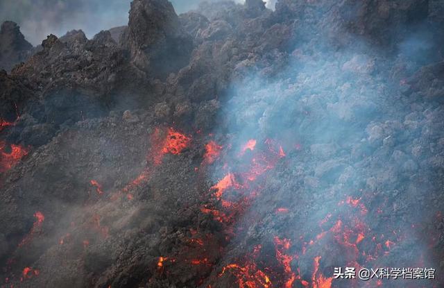 地球咋了？西班牙火山喷发，场面犹如世界末日，数千人被迫撤离