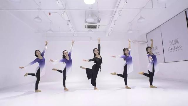 跳舞是开心快乐(跳舞会使人开心快乐)