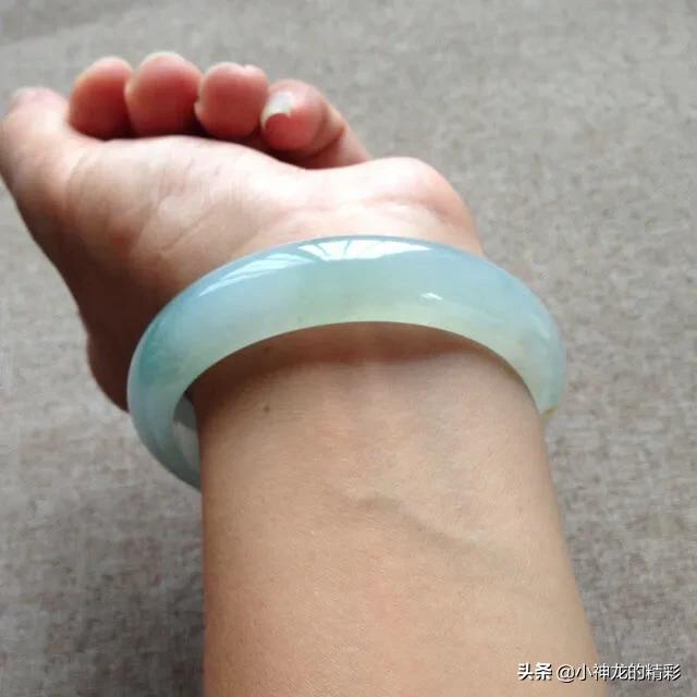 一块开窗发黑的翡翠原石大马坎翡翠原石-第6张图片-翡翠网