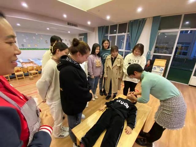 防患未然“救”在眼前：开发区剑桥汉铭爵幼儿园开展急救技能培训