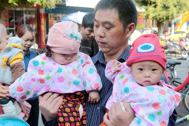 双胞胎儿子变“女儿”，产房外爸爸高兴地横着走，网友一片羡慕